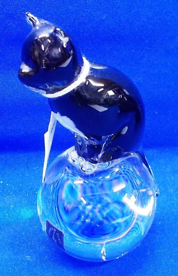 45281. Paperweight poes