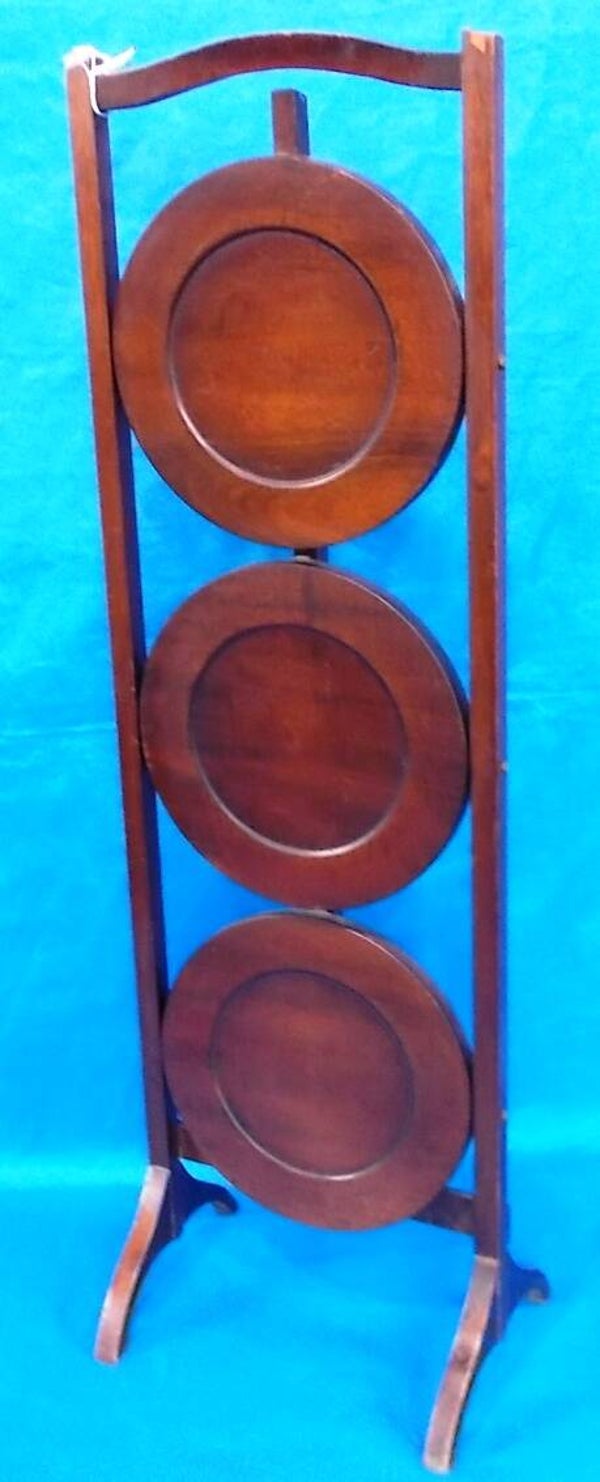 60699 Een typisch Britse cakestand. VERKOCHT