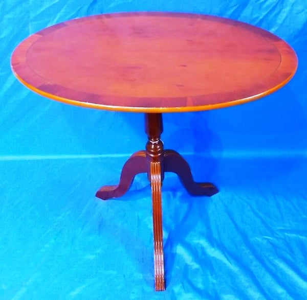 60818. Ovalen tafel
