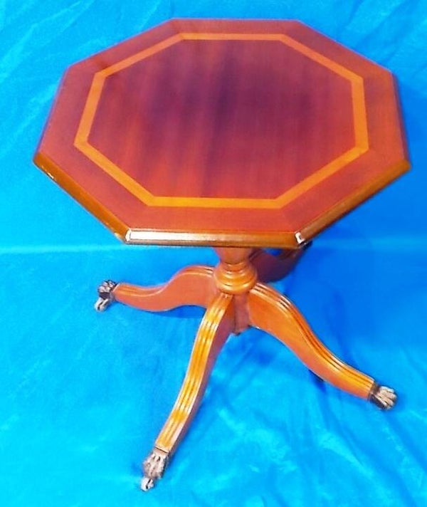 60821. Achthoekige tafel