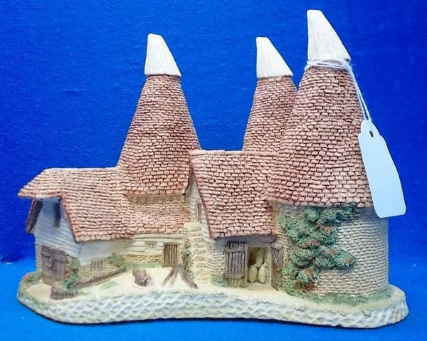 71811 David Winter, 'The Oasthouse'.     VERKOCHT