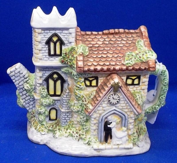 92596. kerk met bruidspaar theepot