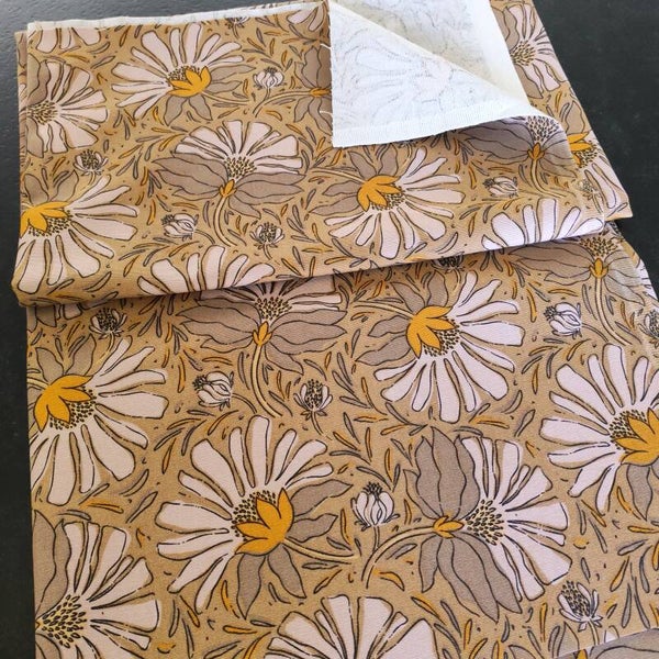 Tissu coton demi natté  imprimé  fleurs Yoa vendu par 50cm