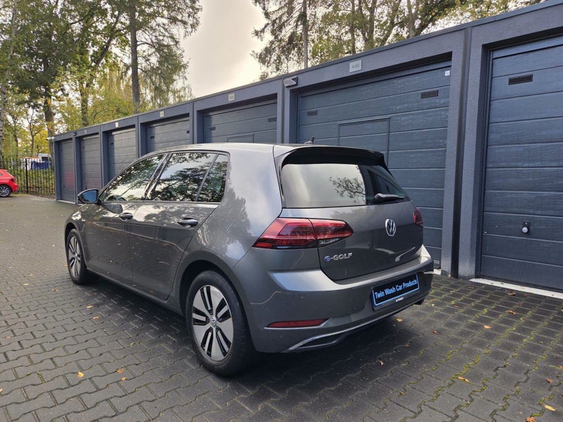 Eindresultaat Volkswagen E-Golf na de 1-staps polijstbehandeling Twin Wash Car Products