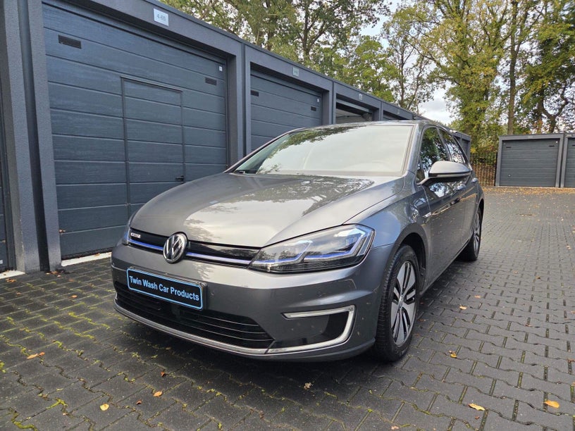Volkswagen E-Golf weer diepglanzend na 1-staps polijstbehandeling bij Twin Wash Car Products