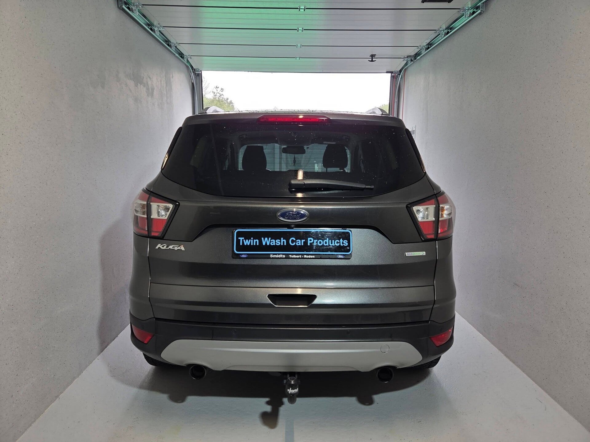 Ford Kuga na het bijwerken van lakschade en het polijsten van de achterklep