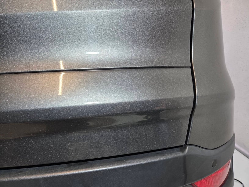 Ford Kuga na het bijwerken van de lak en het polijsten van de achterklep
