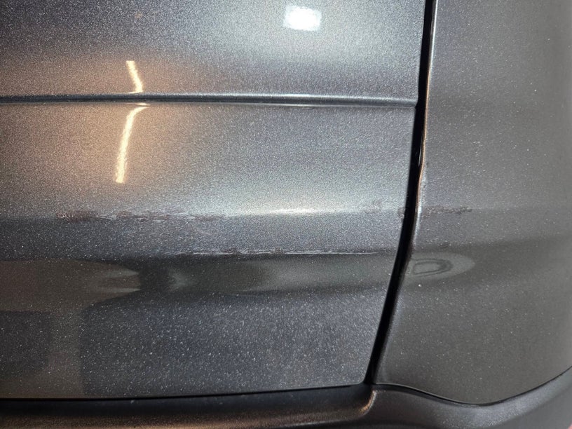 Ford Kuga met lakschade op de achterklep voor de behandeling