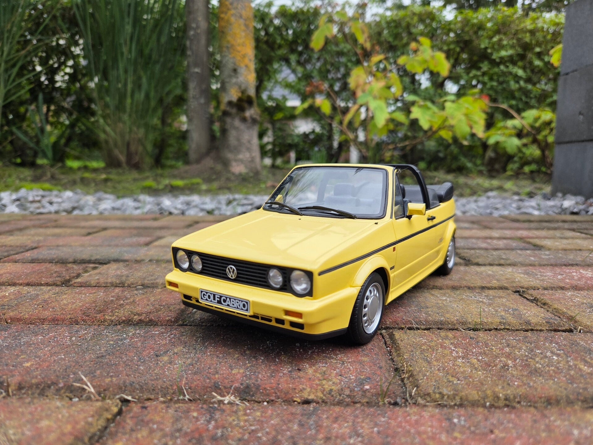 Ottomobile 1:18 Volkswagen Golf Cabriolet Young Line JasmineGelb 1991 (OT693)