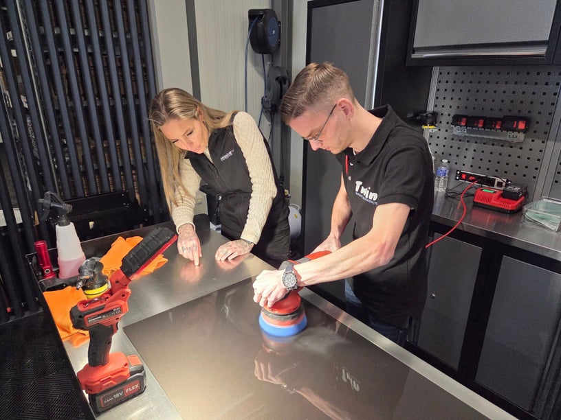 Twin Wash Car Products volgt polijstcursus bij Maxime Car Cleaning