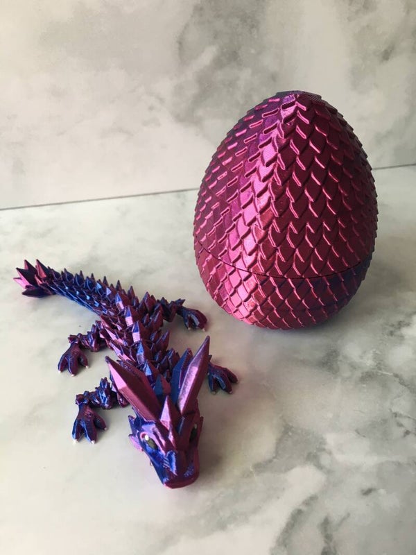 Schattig babydraakje met drakenei