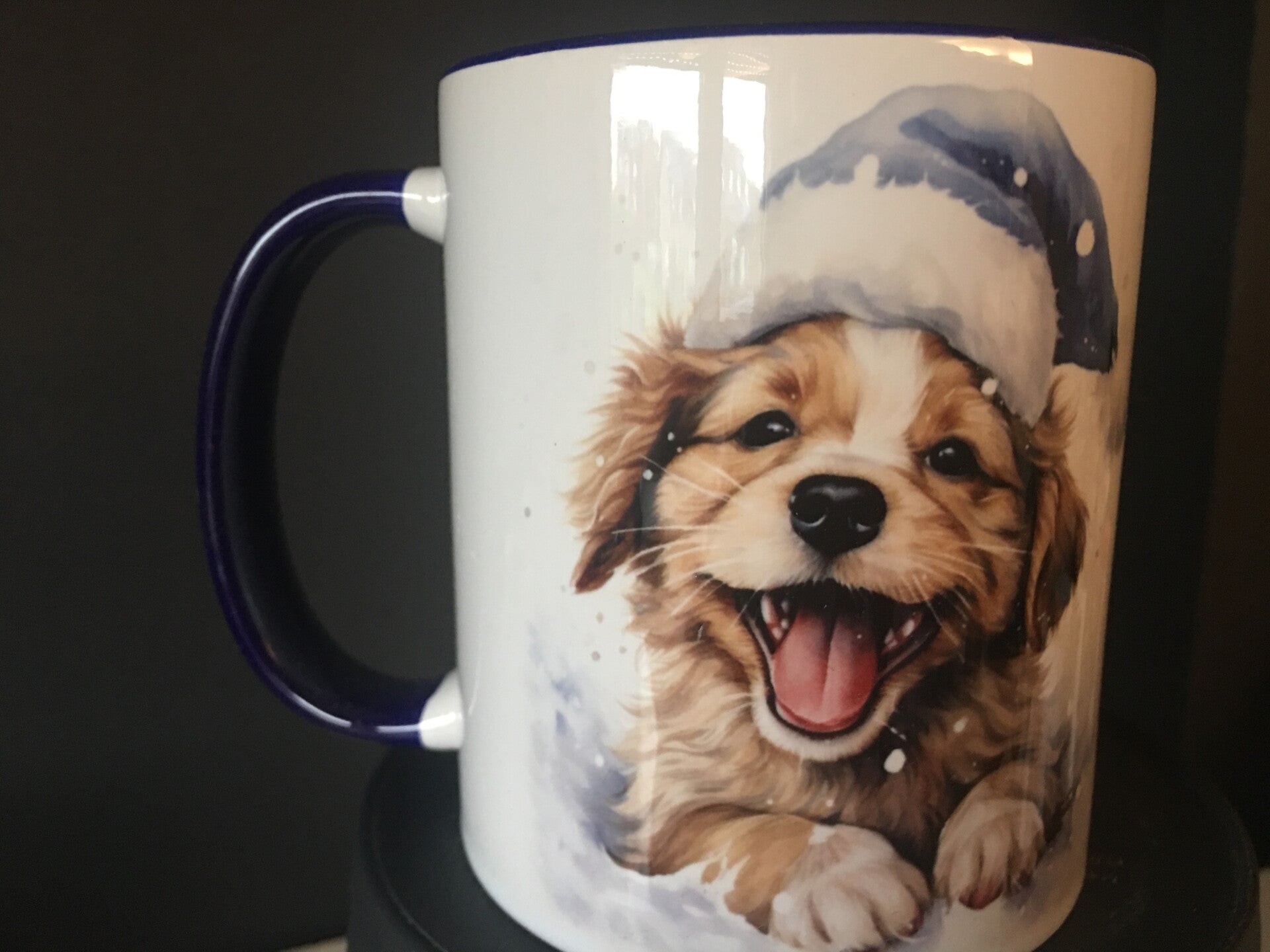 Mok puppy met blauwe kerstmuts