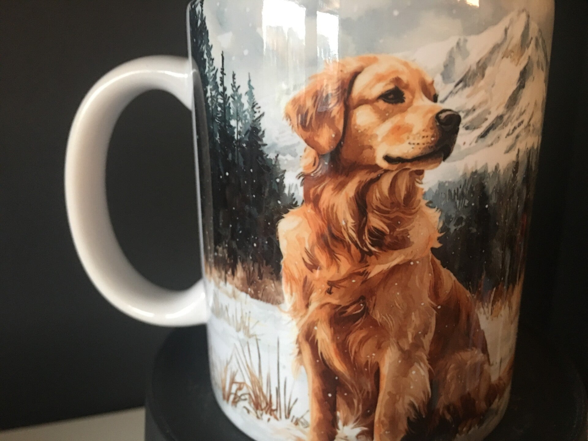 Mok Golden Retriever in winterlandschap