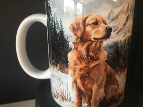 Mok Golden Retriever in winterlandschap