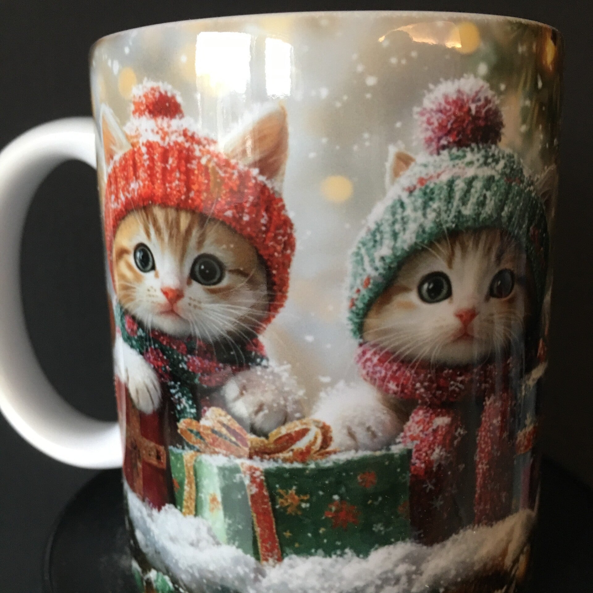 Mok kittens met wintermuts en geschenkjes