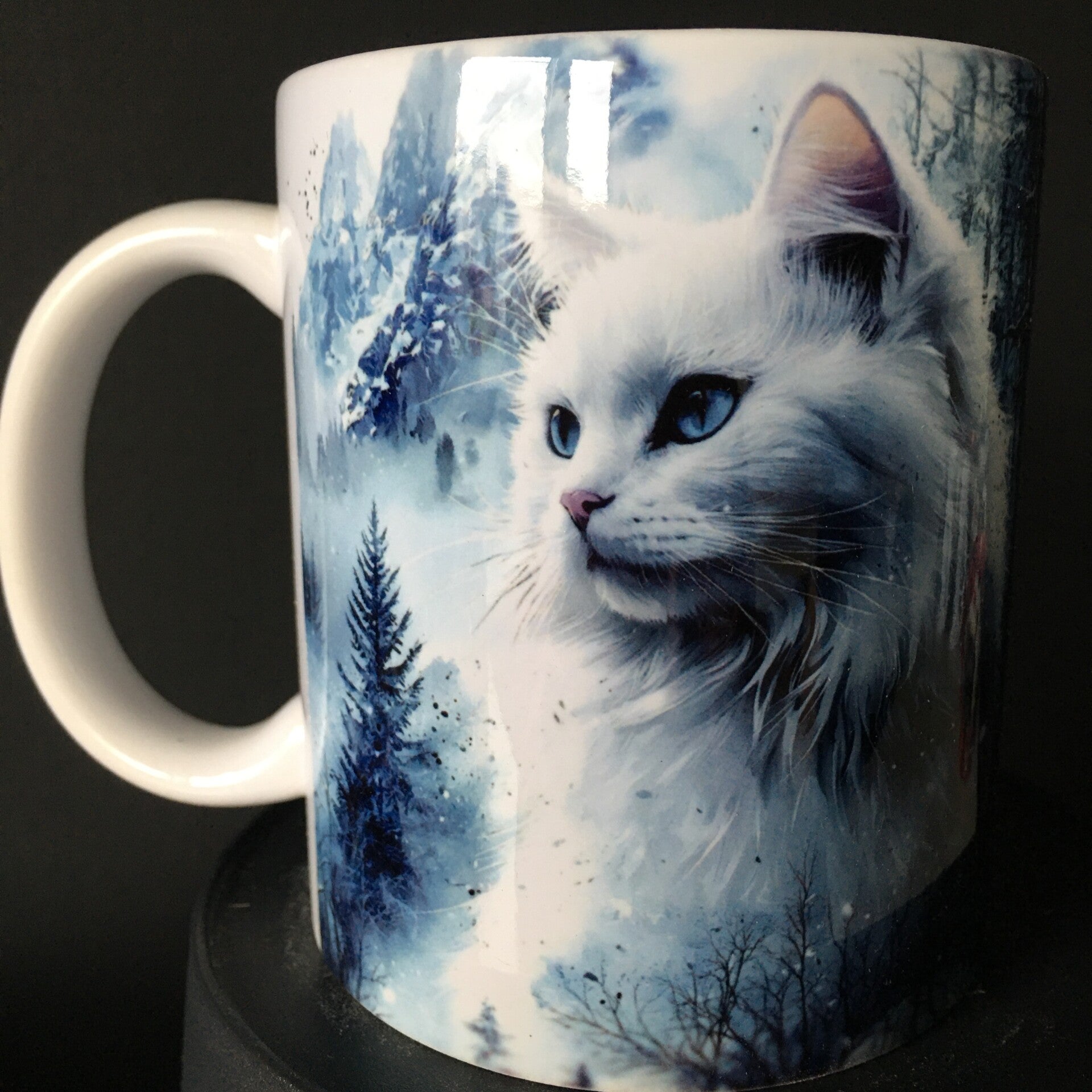 Mok witte kat in winterlandschap