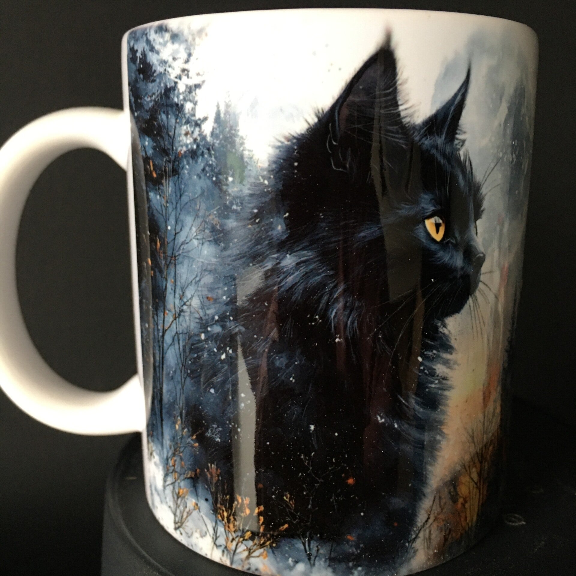 Mok zwarte kat in winterlandschap