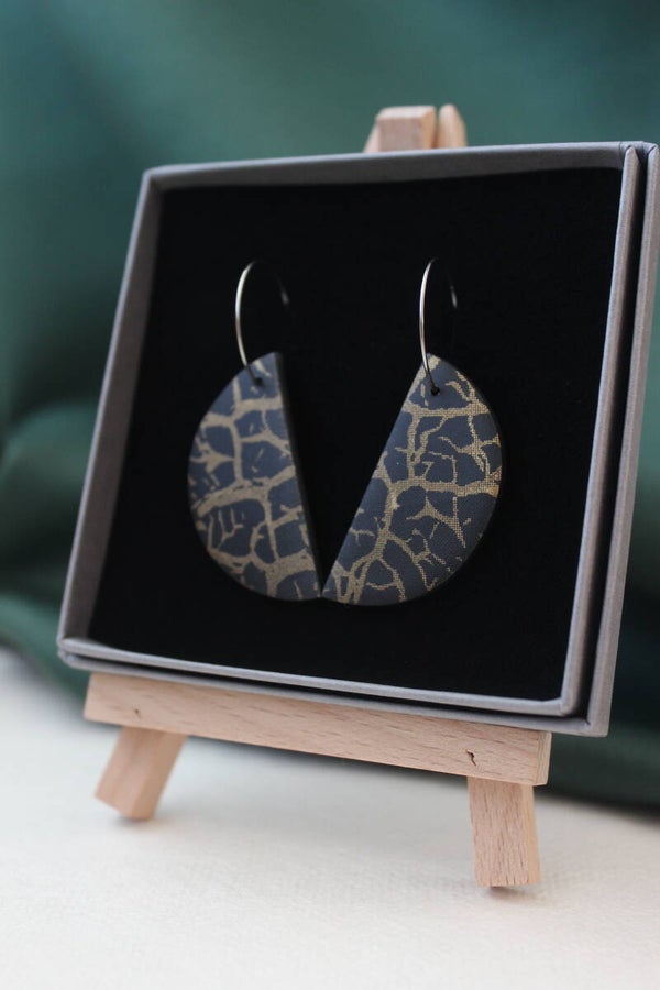 Half Moon earrings in black