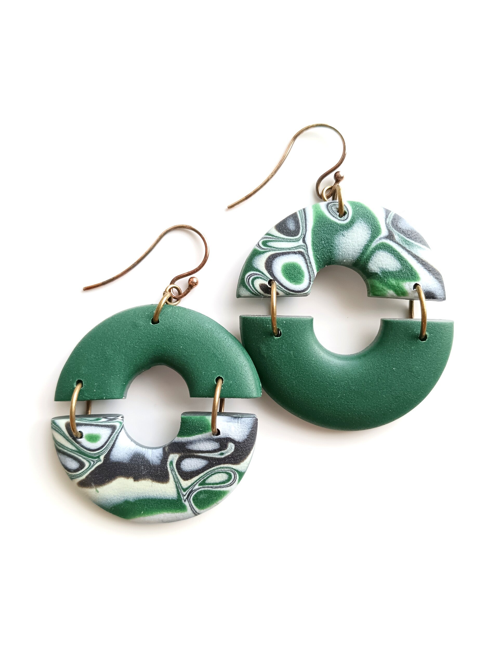 Green leaf pattern circle earrings