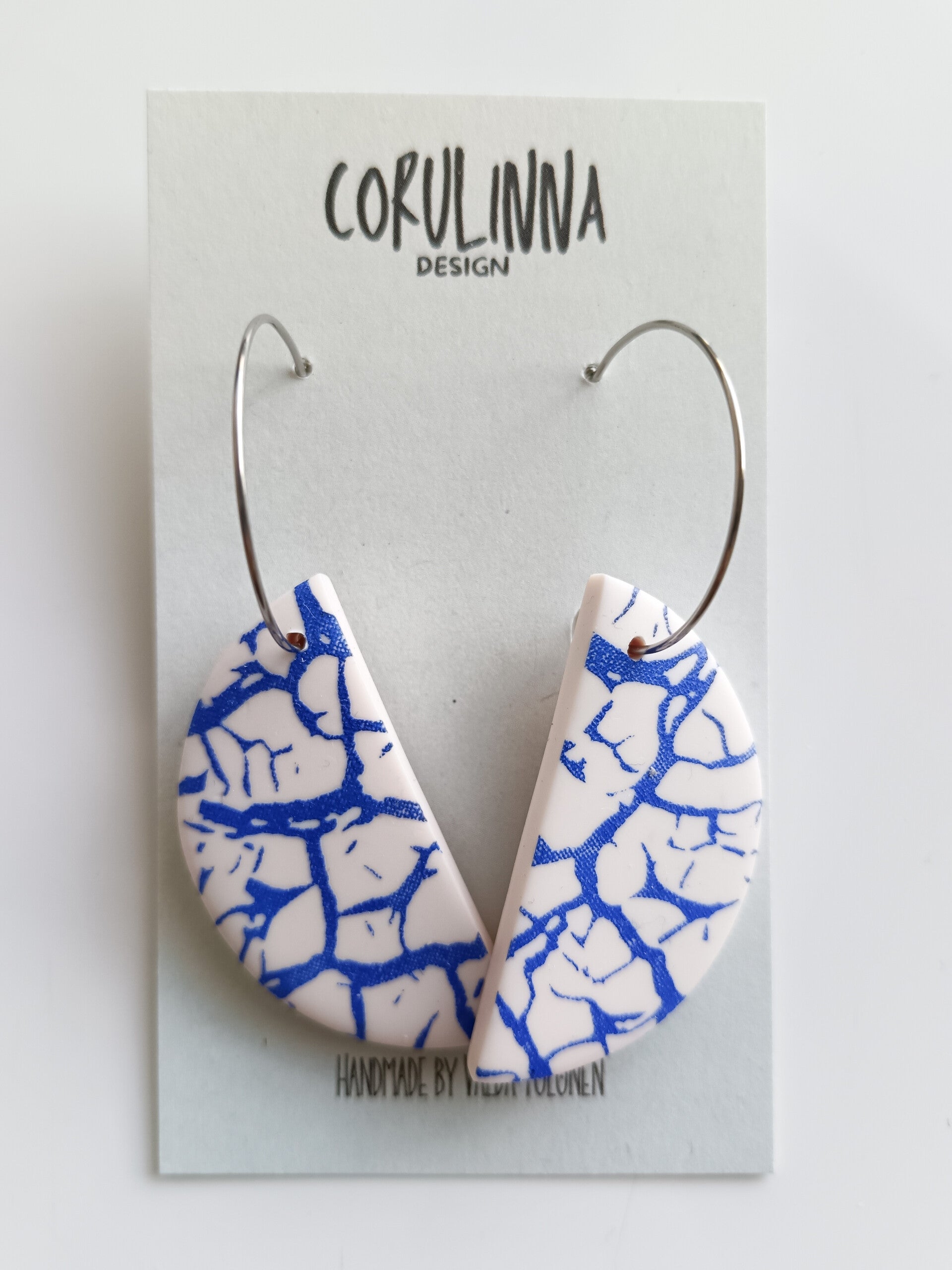 Half Moon earrings in white