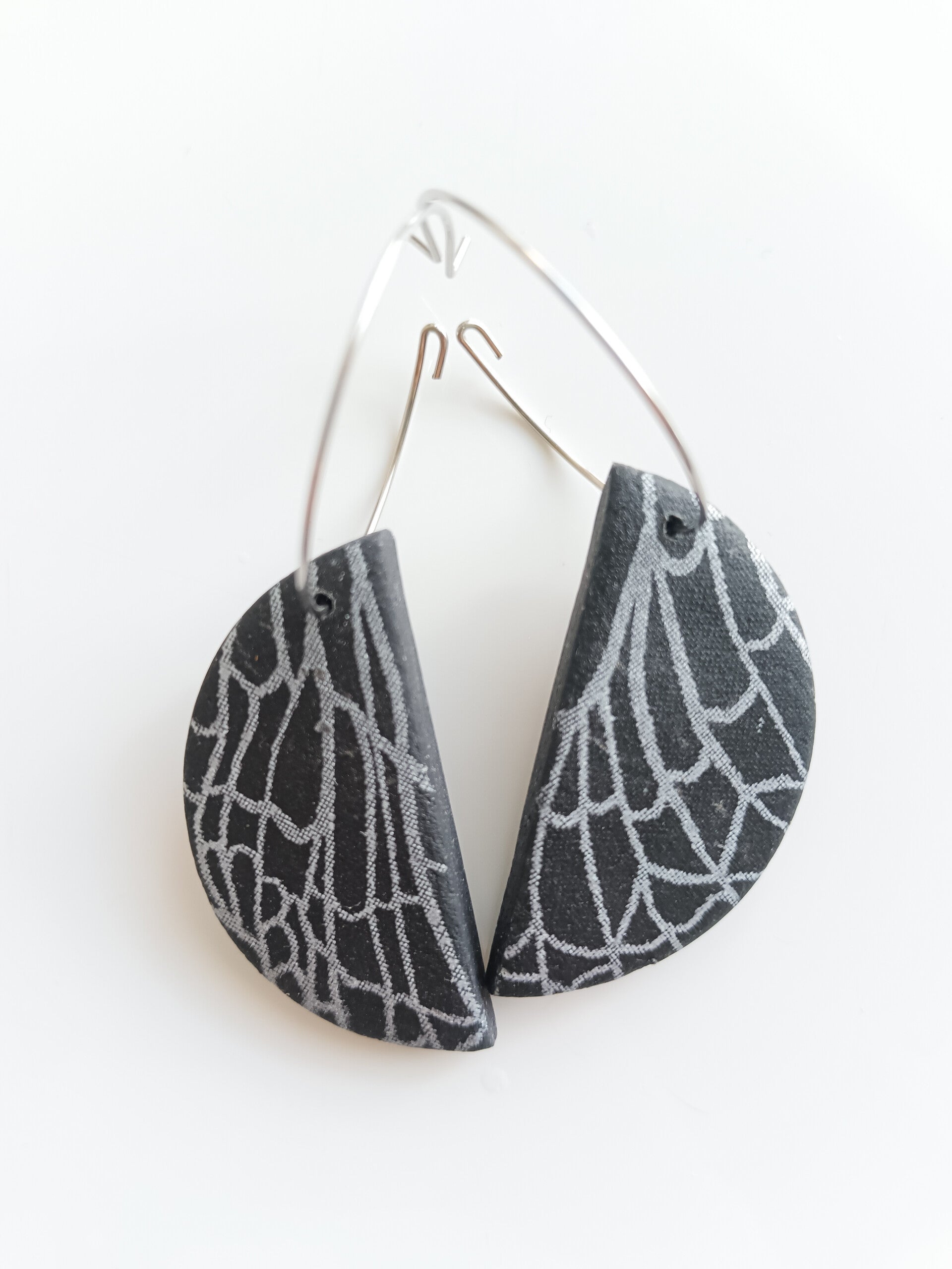 Half Moon earrings in grey