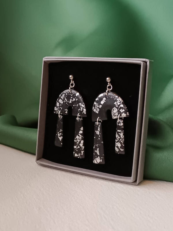 Double Pendelum statement earrings in black