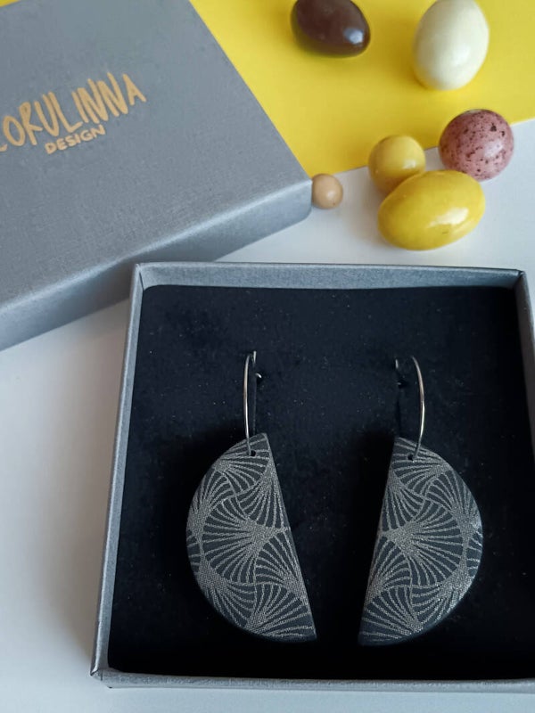 Half Moon earrings in black