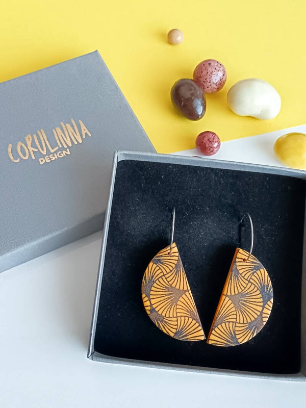 Half Moon earrings in yellow