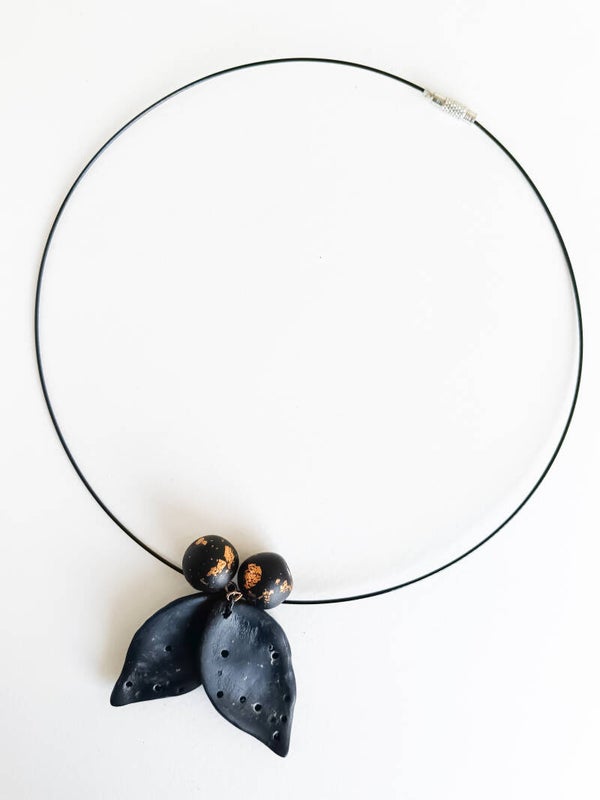 Pendant chocker necklace