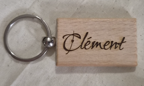 Porte-clés en bois gravé personnalisable