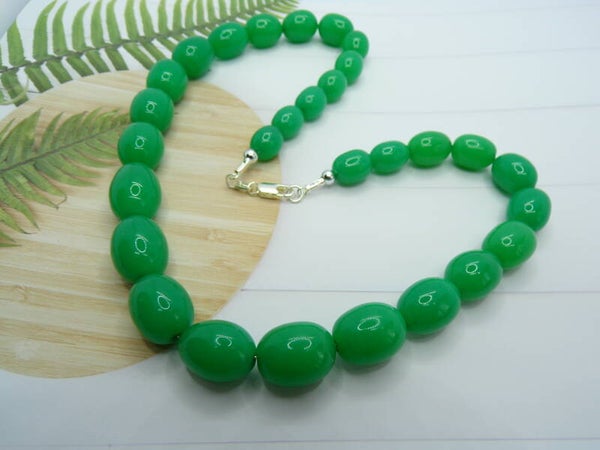 Vintage Green Glass Graduated Necklace.