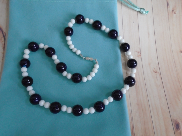 A Lovely Vintage Cobalt Blue & White Glass Bead Necklace