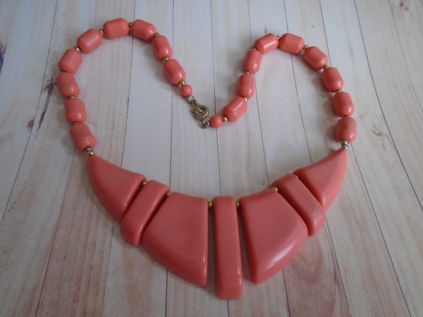 Vintage 1950's-60's-70's - Moulded Lucite Graduated Necklace.