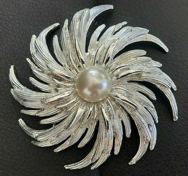 1960S VINTAGE SARAH COVENTRY FAUX PEARL PINWHEEL BROOCH