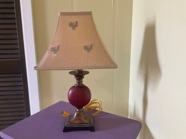 Rustic rooster lamp