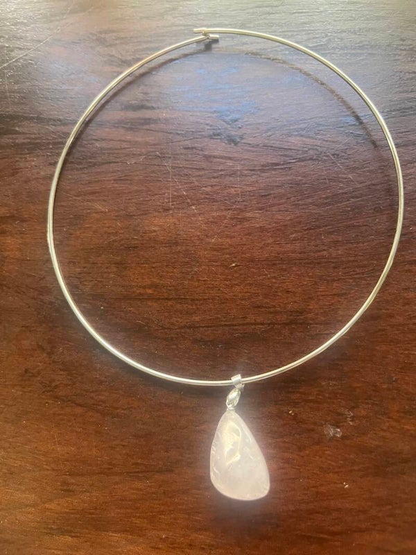 Metal necklace with rose quartz