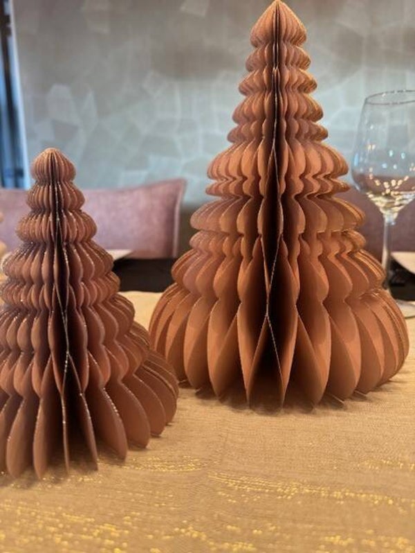 Kerstboom van papier oud roze.