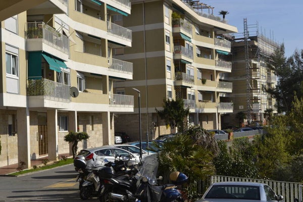 Via Piaggio – 83 m² in contesto privato con portineria e scorcio mare