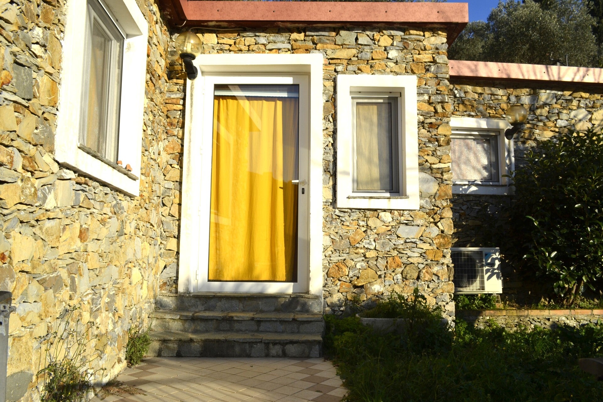 VIA LAVEZZARA- CASA SEMI-INDIPENDENTE – VISTA MARE – DEPENDANCE – TERRENI