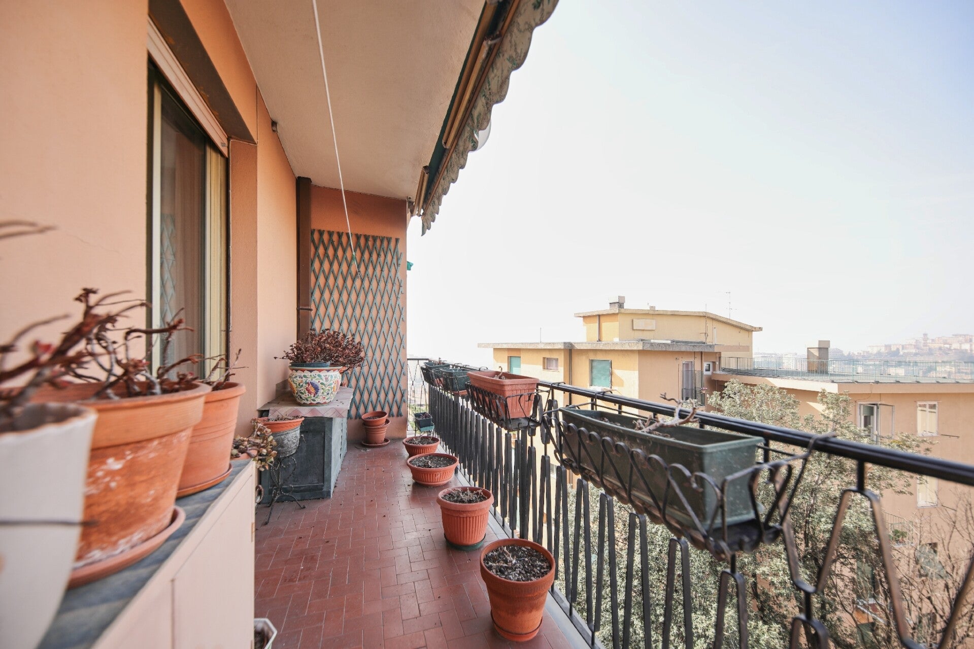 VIA MAGRETTI-93 MQ-DOPPIA BALCONATA-DUE CAMERE-DA RISTRUTTURARE