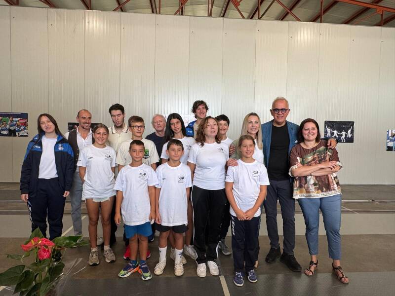 Valentina Vezzali e il sindaco Fabrizio Ciarapica all’inaugurazione della nuova sede di Adriatica Scherma a Civitanova Marche, insieme ad atleti e rappresentanti della società