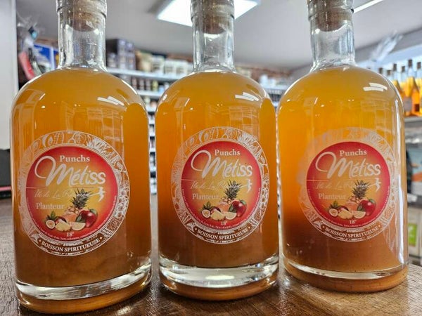 PLANTEUR, RHUM MÉTISS, Rhum traditionnel dela Réunion, sucre, jus de passion, ananas, goyave, mangue,papaye, orange et citron. 70 cl  18%
