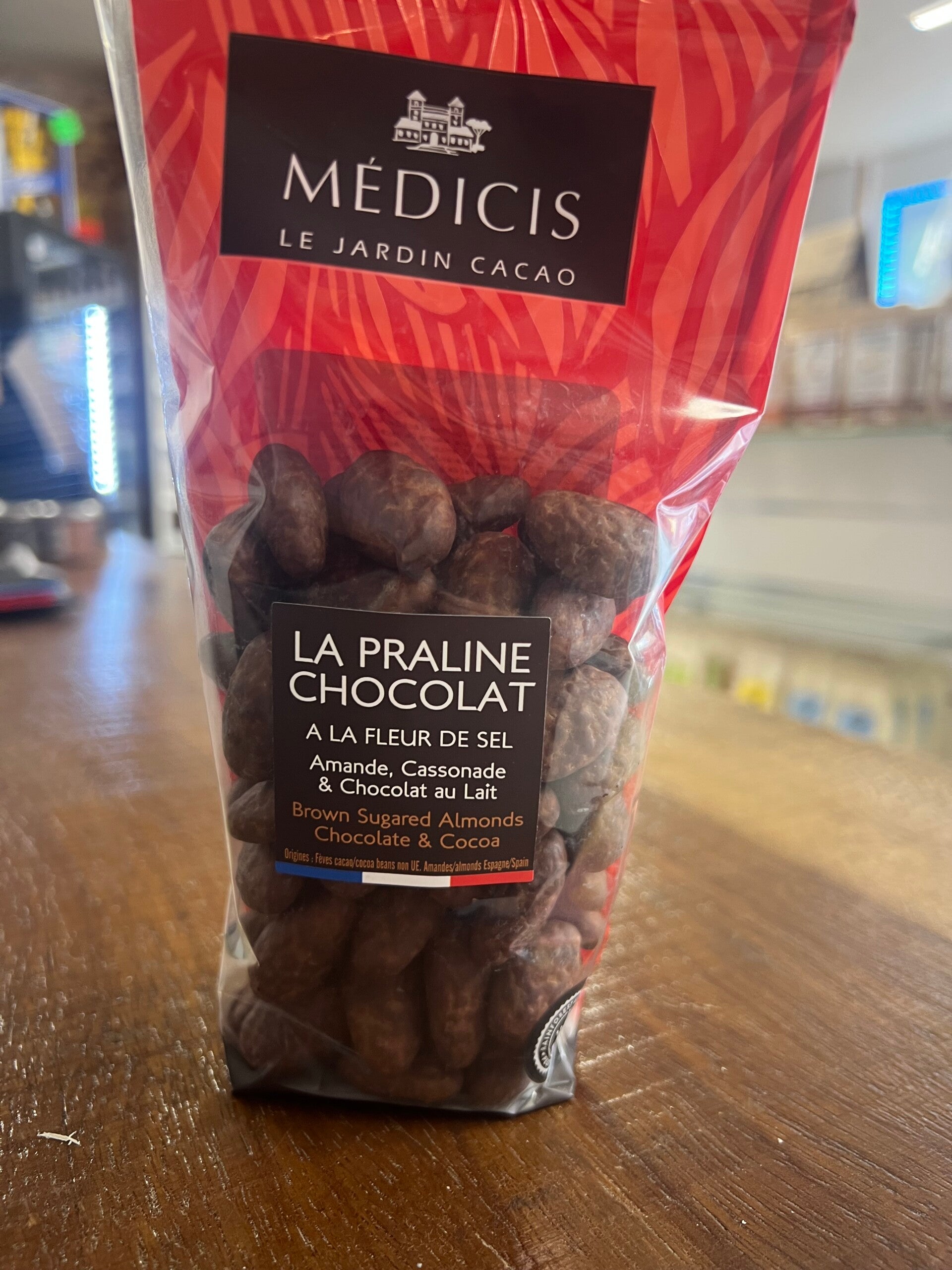 La praline chocolat à la fleur de sel, amande, cassonade et chocolat au lait