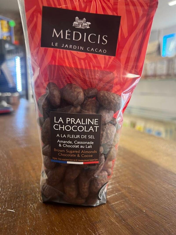 La praline chocolat à la fleur de sel, amande, cassonade et chocolat au lait