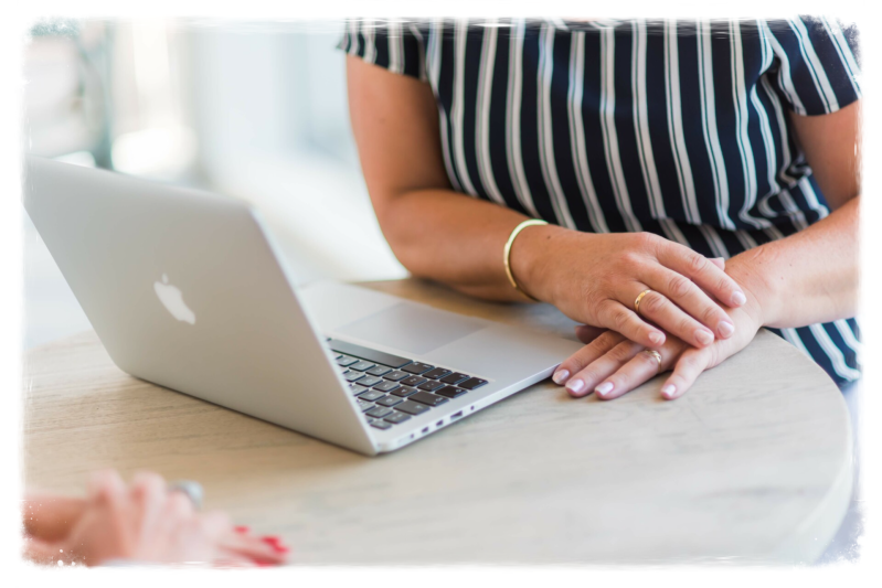 Joelle in overleg met een klant