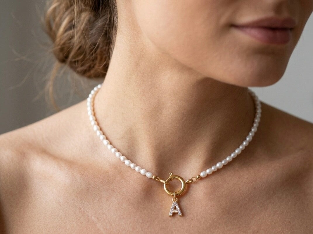 Perlenkette - Choker - mit Gravur-Charm - Gold/Silber - Initialen Charm - Verschluss nach Wunsch - austauschbare Charms