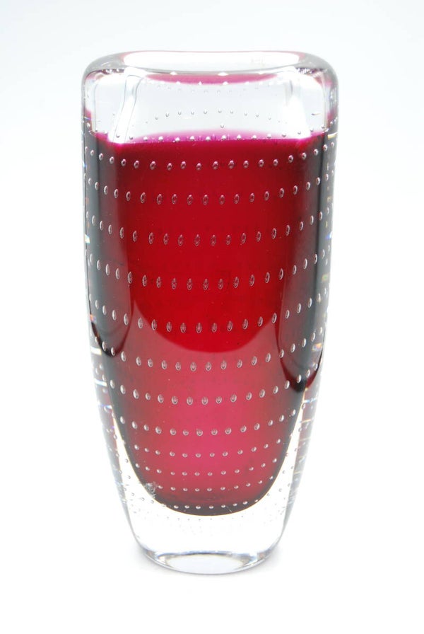 KOSTA: VICKE LINDSTRAND. OVERLAY VASE IN RED WITH CONTROLED AIRBUBBLES. SIGNED