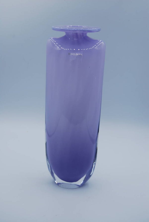 KOSTA BODA. KJELL ENGMAN. LONG VASE "SWING"IN PURLE/LILAC. 26 CM. SIGNED
