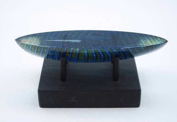 KOSTA BODA. BERTIL VALLIEN.  ART OBJECT BOAT IN BLUE/AMBER. LIM.ED.