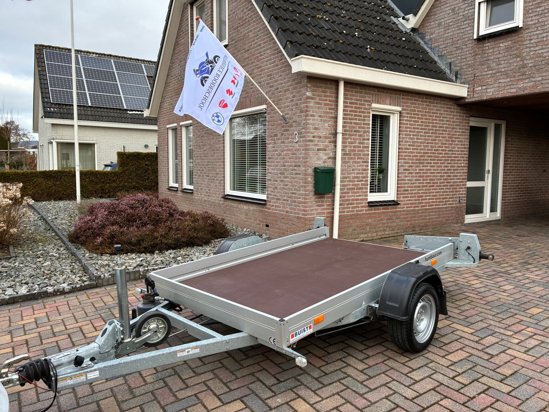 Humbaur zakbare voertuigtransporter.